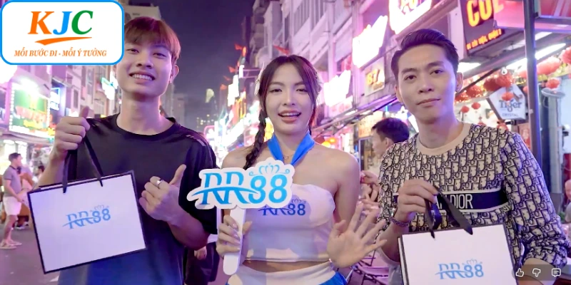 KJC tổ chức sự kiện tặng quà tại phố đi bộ Bùi Viện